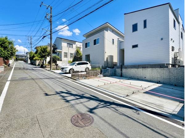 公道約6.0mに広く接道し、車の出し入れもスムーズなストレスフリー
