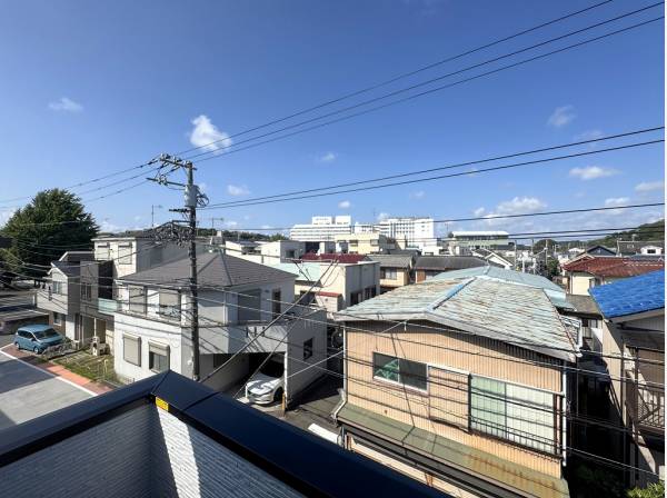 バルコニーからは遮る建物のない緑寄り添う街並みが広がります