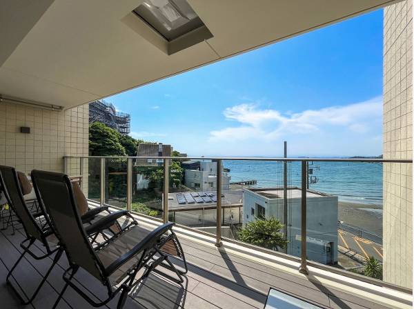 お部屋からのんびりと海を眺める贅沢なリゾート暮らしを満喫してください