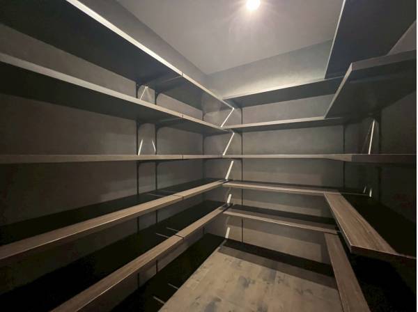 キッチン横には大容量のパントリーがございますので、すっきり収納できそう