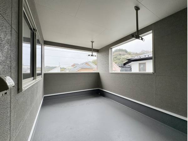 屋根付きのルーフバルコニー