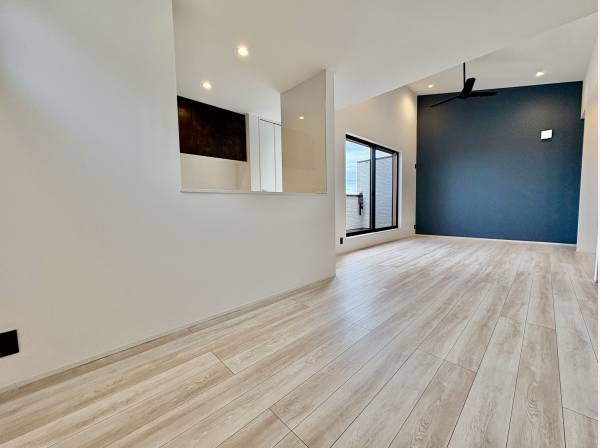 部屋の壁の一面はアクセントクロス！ダウンライトがお洒落ですね！