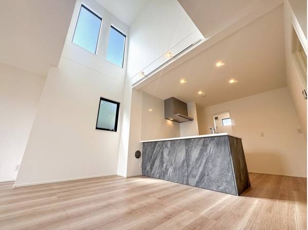 天井まで伸びる吹き抜けが空間の広がりを演出