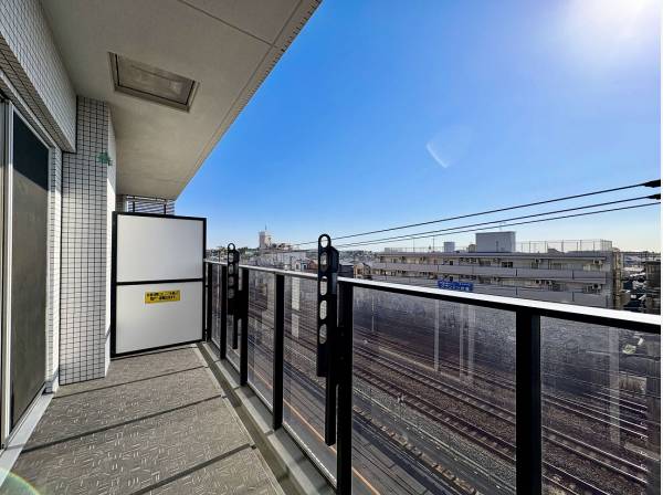 空を近くに感じられるバルコニーからの眺望