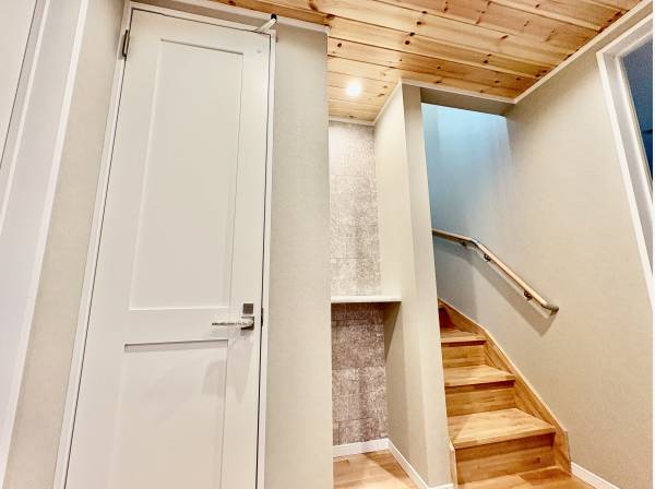 トイレと階段の間にちょっとしたオシャレなスペースがありますよ。