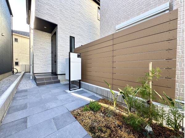 玄関前の植栽が素敵です