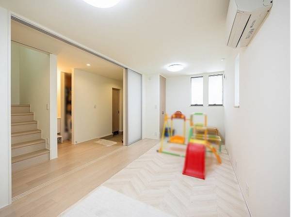 約9帖の洋室は家具を置いても居住空間をゆったりと使えそう