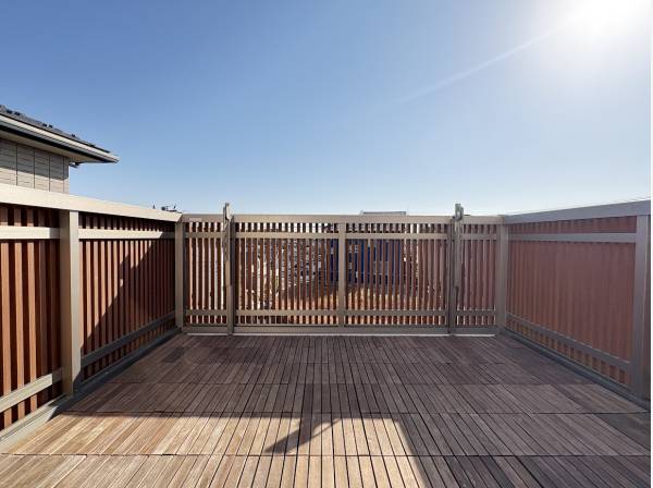 ゆとりある広さのウッドバルコニーでのんびりと