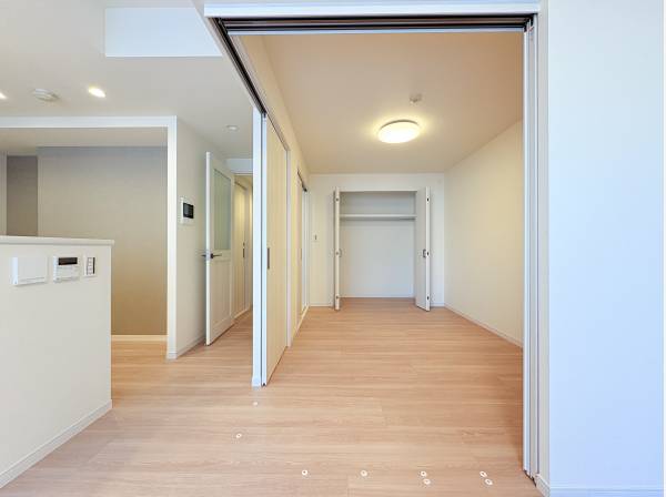 横型リビングには5.5帖の洋室も！