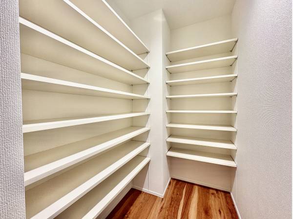 キッチン裏に完備された広いパントリーも完備