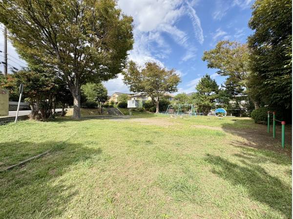 目の前には西鎌倉3丁目公園がございます（約6ｍ）