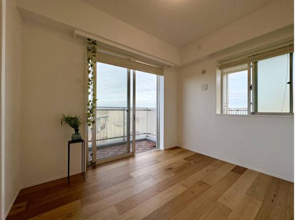 住宅のバルコニーがＬ字型のため、洋室からも出入りすることができます