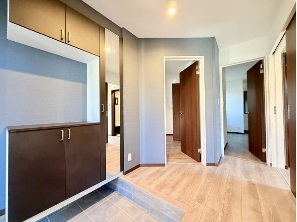 一階玄関広々としたホールがお出迎えしてくれます