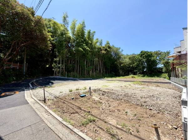 披露山公園にほど近い現地です