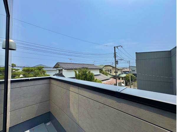 バルコニーからはきれいな青空が望めます