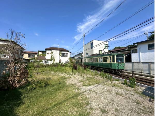 江ノ電がコトコト走り鎌倉らしい風情があります