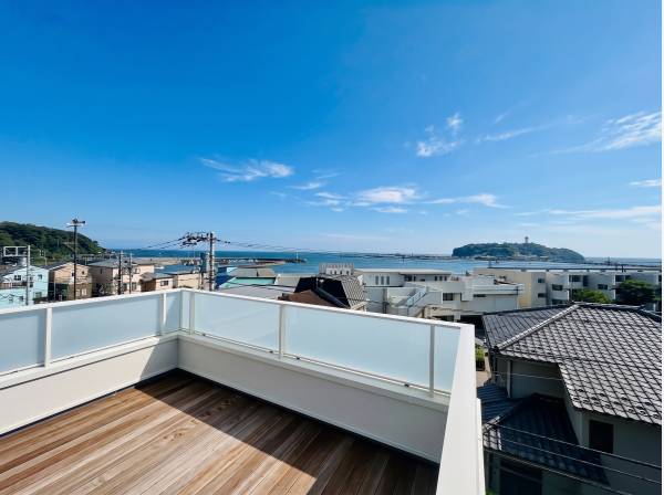 屋上のバルコニーからもBBQができます。まさにBBQハウスですね！