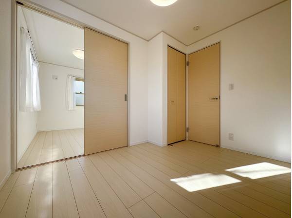 扉の開け閉めで仕切れるフレキシブルなお部屋