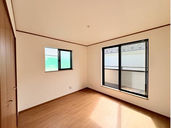 明るい南向きの洋室６帖。バルコニー付きです