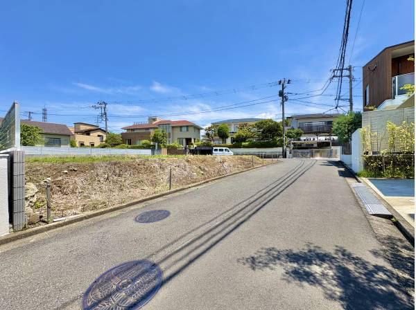 周辺道路は交通量が少なく、お子様も安心の環境です