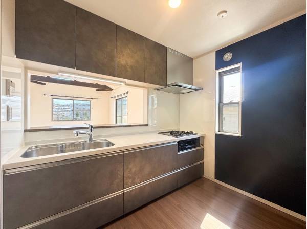 シックな色調で纏められたキッチン