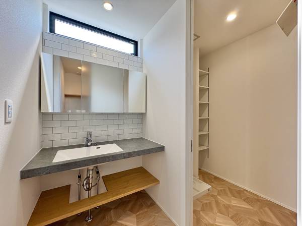 造作の洗面化粧台