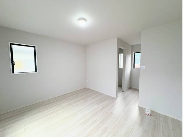 約11.5帖のゆとりある洋室、奥にはWICとフリースペース