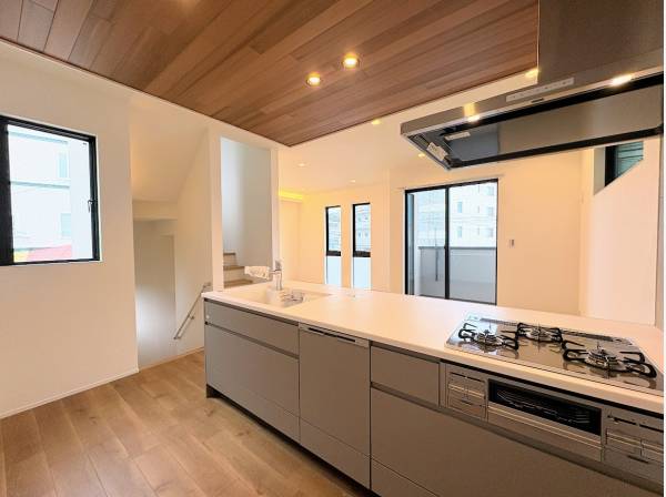 家族の顔が見えるペニンシュラキッチン