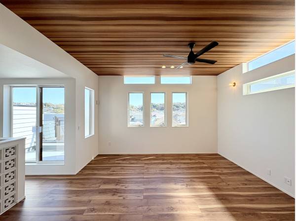 天井ファンが付いた落ち着きある空間です