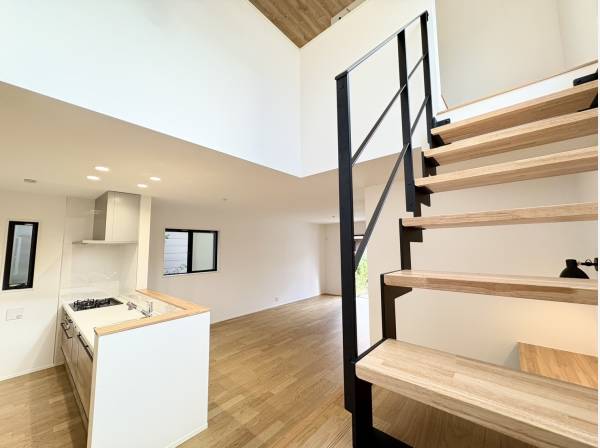 お洒落なスケルトンのリビング階段