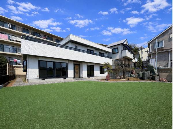 広大なお庭と美しい外観。ゆとりある敷地が生む開放的な住まい。