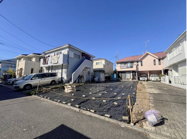 前面の通りは交通量のほとんどない道路です