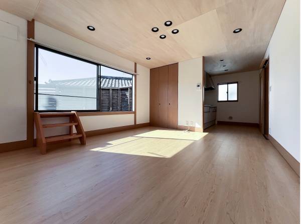 大きな窓からデッキへと繋がる開放的なLDK