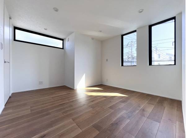 ウォークインクローゼットが完備された二面採光の居室