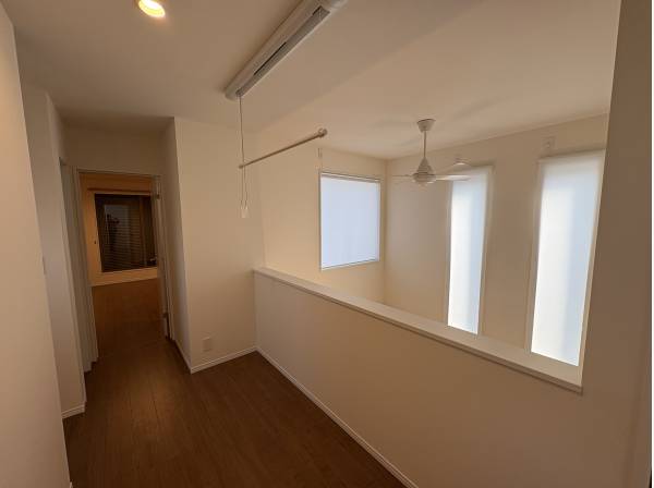 階段の上にはランドリースペースがあり、洗濯物を干せますよ。