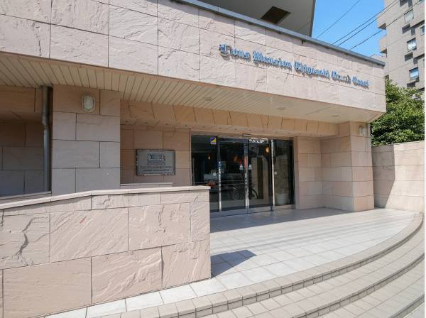 広々とした大通りに面したマンションです