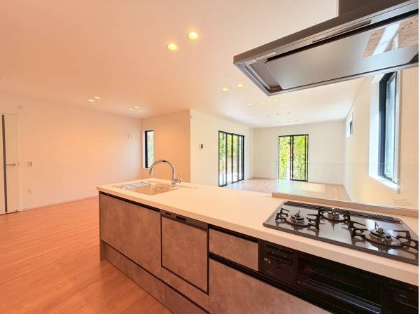 遮るもののない広々キッチン、対面式で家族との時間を大切に