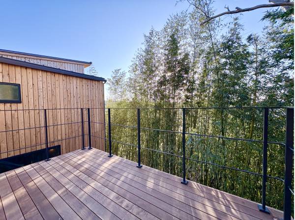 ウッドデッキバルコニーからは鎌倉の借景を望めます