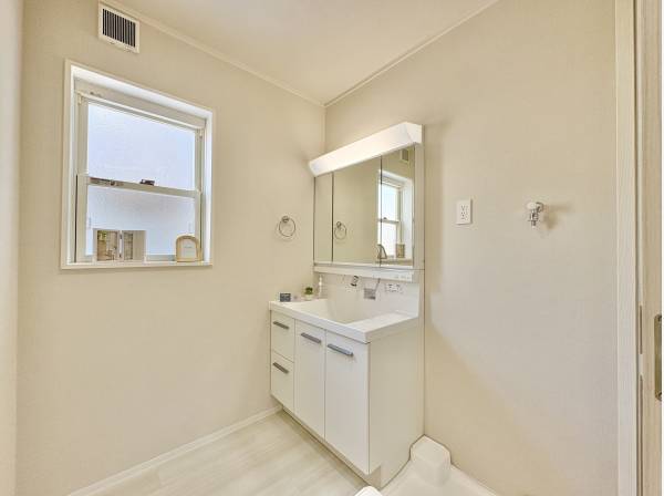 毎日使用する洗面室、ご家族で使用する場面をご想像ください