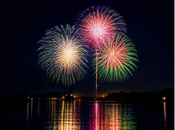 夜空と海に溶け込む、優雅なプライベート花火時間。