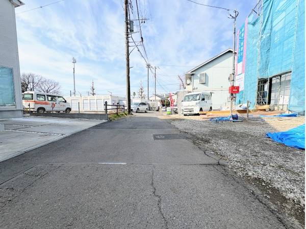 前面道路もゆとりがあり車の出し入れもスムーズです