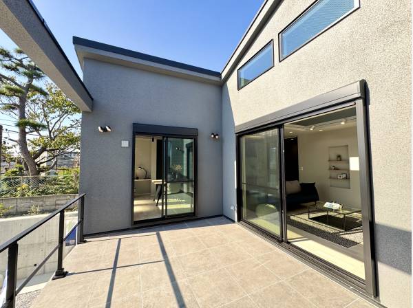 リビングからつながる大型のテラス