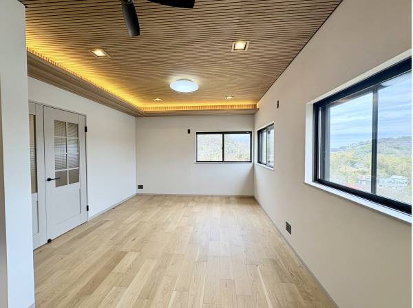 玄関を抜ければ自然を一望できるLDKが広がります