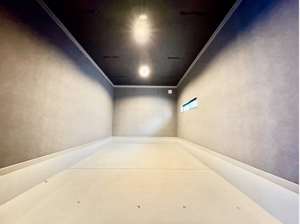 大きなガレージがありますので、大型の大切な車も守れますよ！