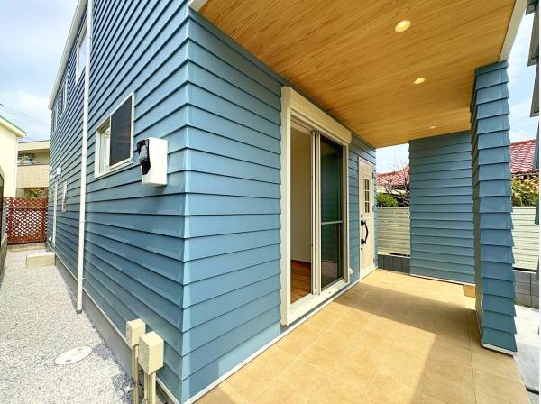 リビングとガレージの間にちょうどいいテラススが。