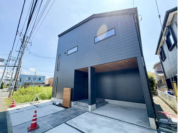 モダンな外観の住宅にはカースペースが2台備わります