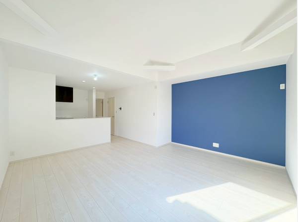 ブルーのアクセントクロスが映えるホワイト基調のお部屋