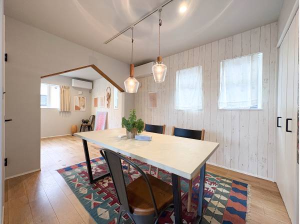 約10帖の広々としたお部屋は可愛らしいおウチ型の開口部が印象的