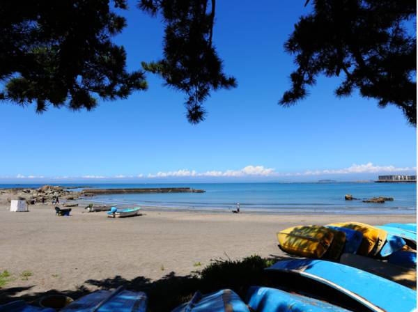 葉山の海岸は透明度が高くて静かだそう。一色海水浴場（徒歩15分 約1.2km）