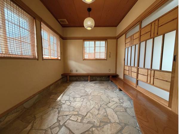 玄関を入ると重厚感ある石畳のアプローチがお出迎え。
